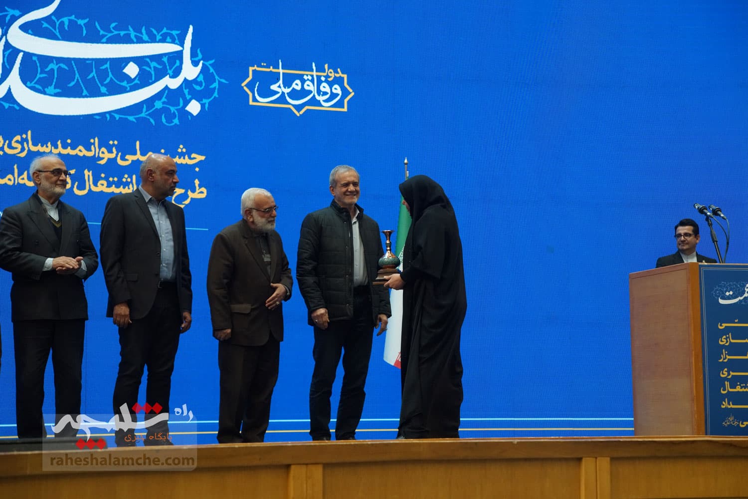 آیین تجلیل از طرحهای برگزیده اشتغال آفرین در کمیته امداد با حضور پزشکیان +تصاویر — تصویر 100