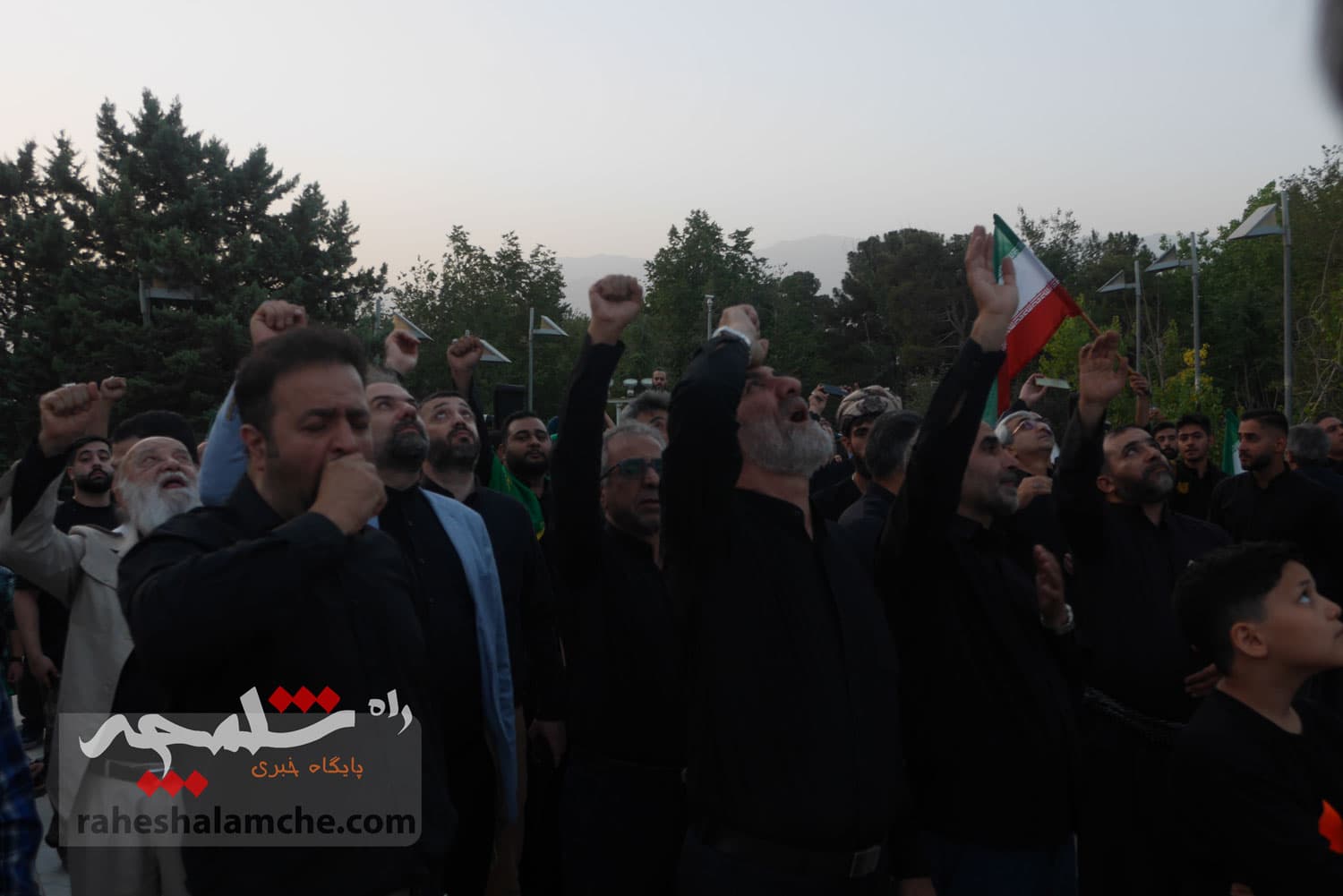 تهران با اهتزاز بزرگترین پرچم عزای حسینی در جهان به استقبال محرم رفت +تصاویر — تصویر 59