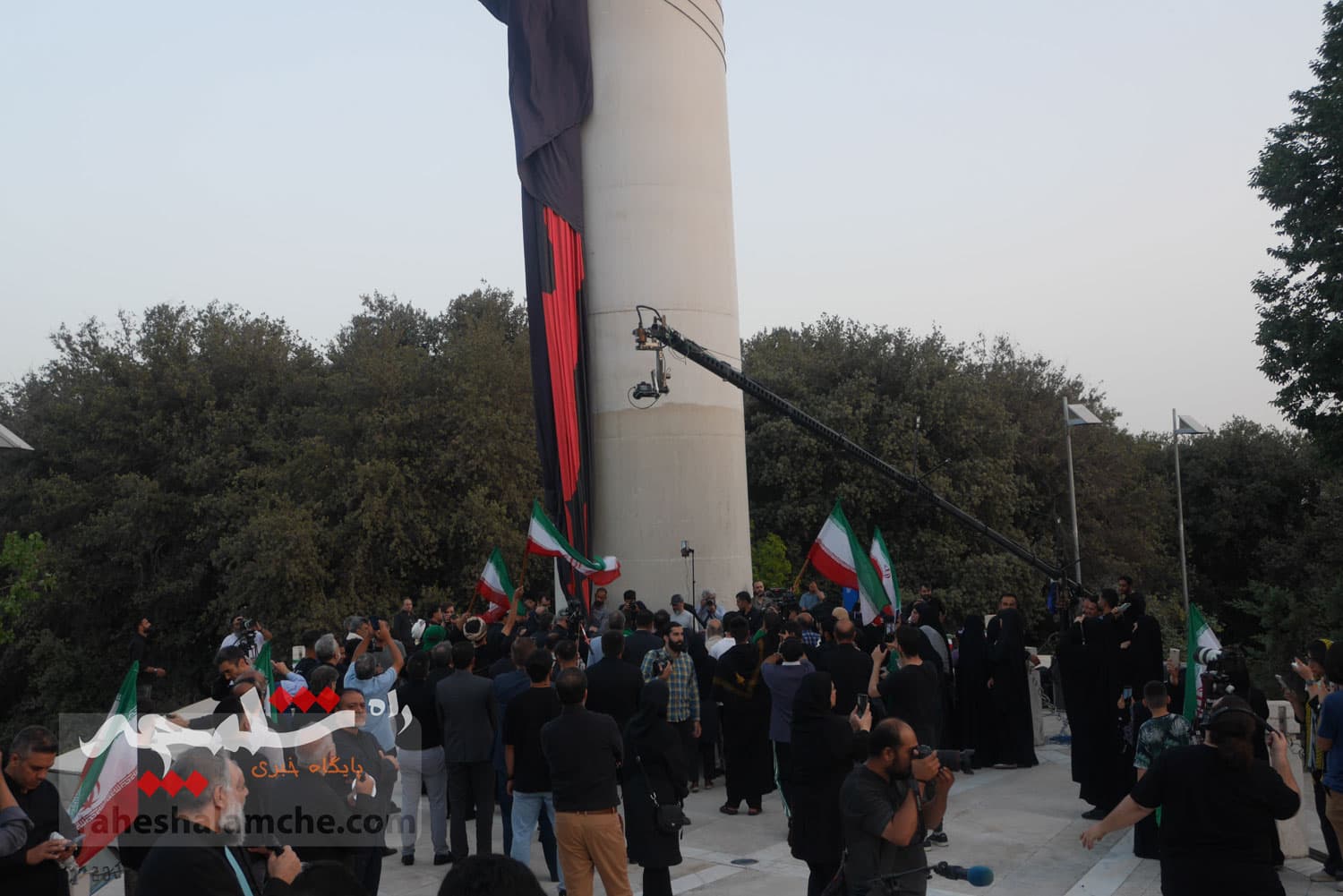تهران با اهتزاز بزرگترین پرچم عزای حسینی در جهان به استقبال محرم رفت +تصاویر — تصویر 53