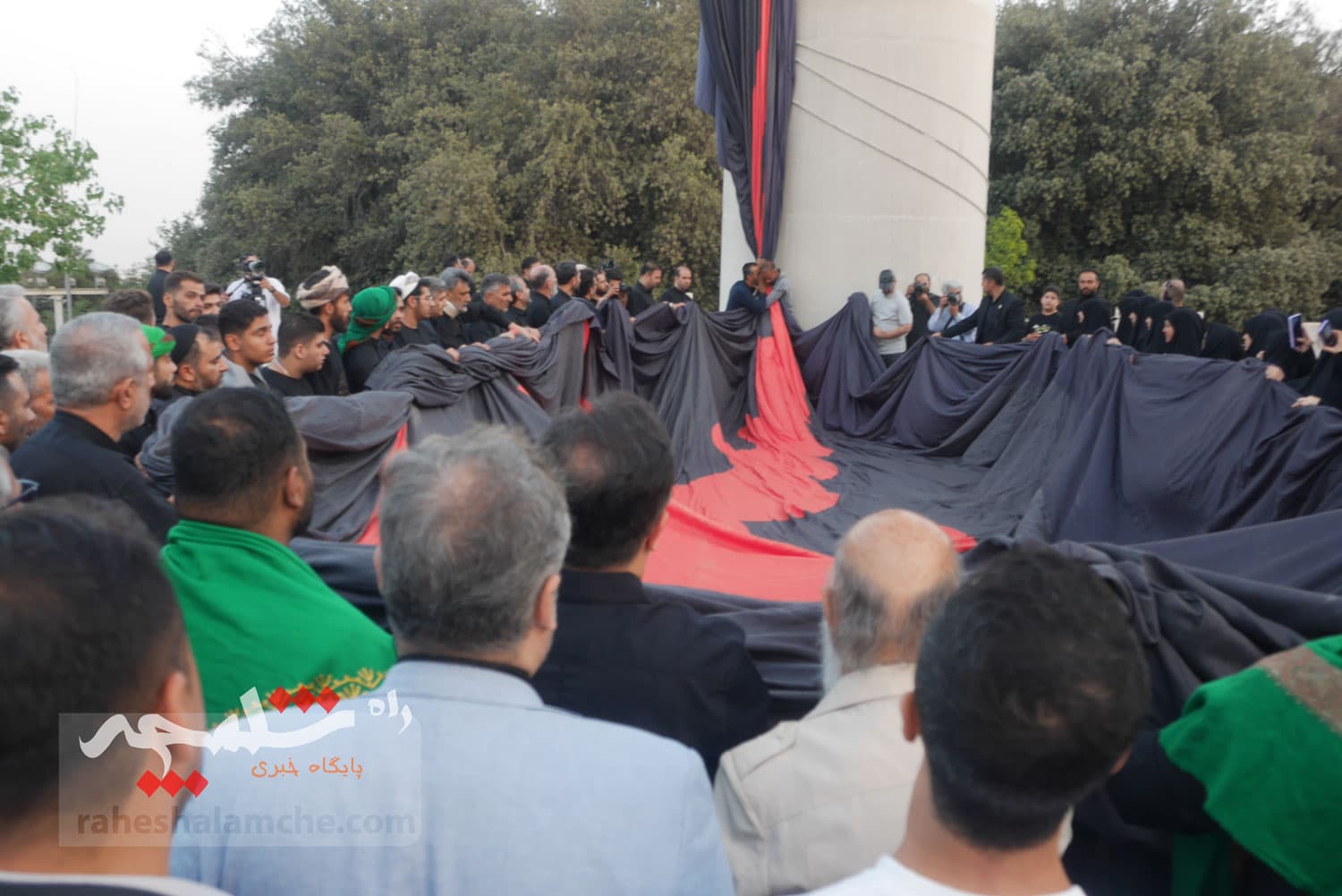 تهران با اهتزاز بزرگترین پرچم عزای حسینی در جهان به استقبال محرم رفت +تصاویر — تصویر 48