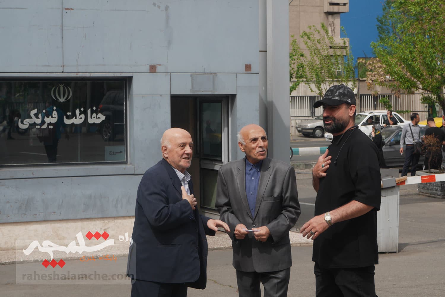 چه کسانی در مراسم تشییع پیکر «عمو ظلی» حضور دارشتند +تصاویر — تصویر 31