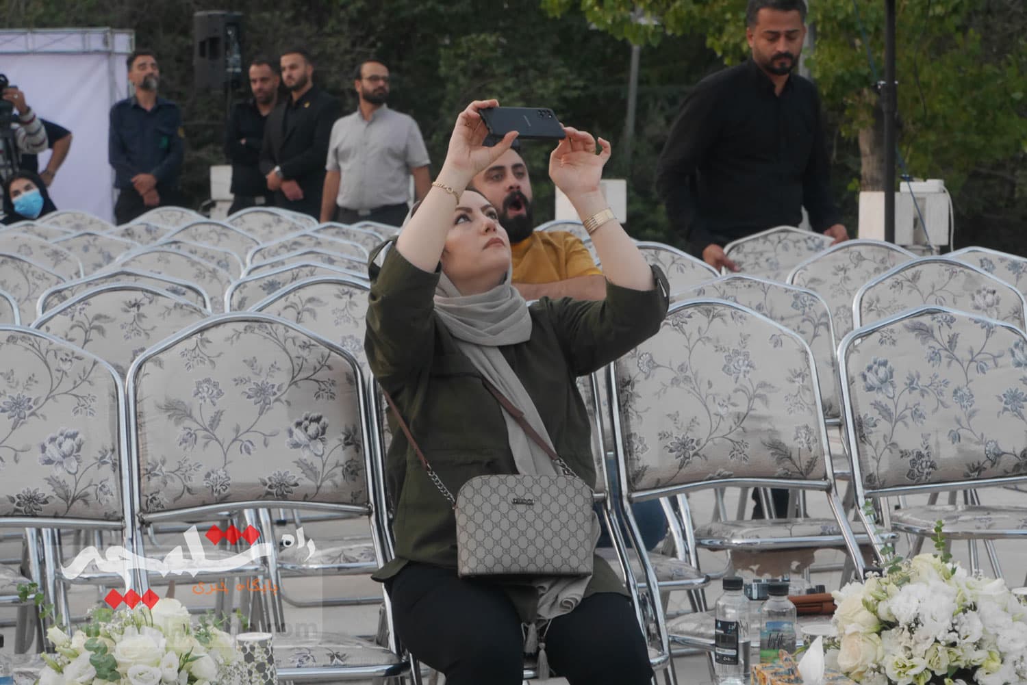 تهران با اهتزاز بزرگترین پرچم عزای حسینی در جهان به استقبال محرم رفت +تصاویر — تصویر 67