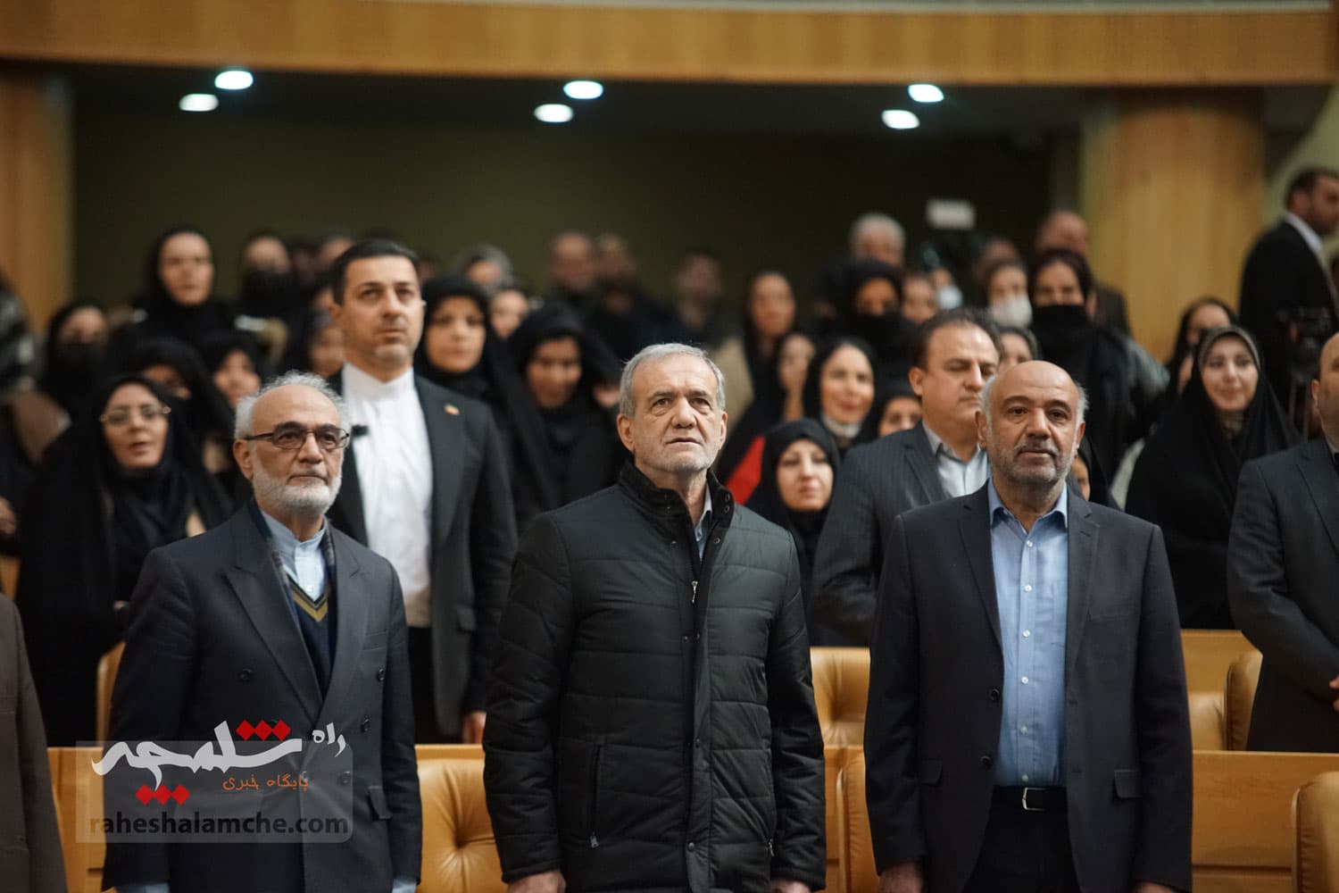 آیین تجلیل از طرحهای برگزیده اشتغال آفرین در کمیته امداد با حضور پزشکیان +تصاویر — تصویر 51