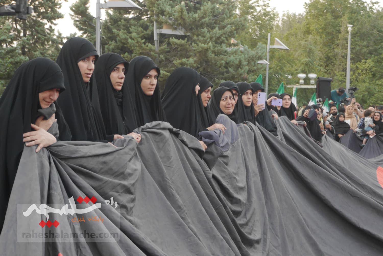 تهران با اهتزاز بزرگترین پرچم عزای حسینی در جهان به استقبال محرم رفت +تصاویر — تصویر 42
