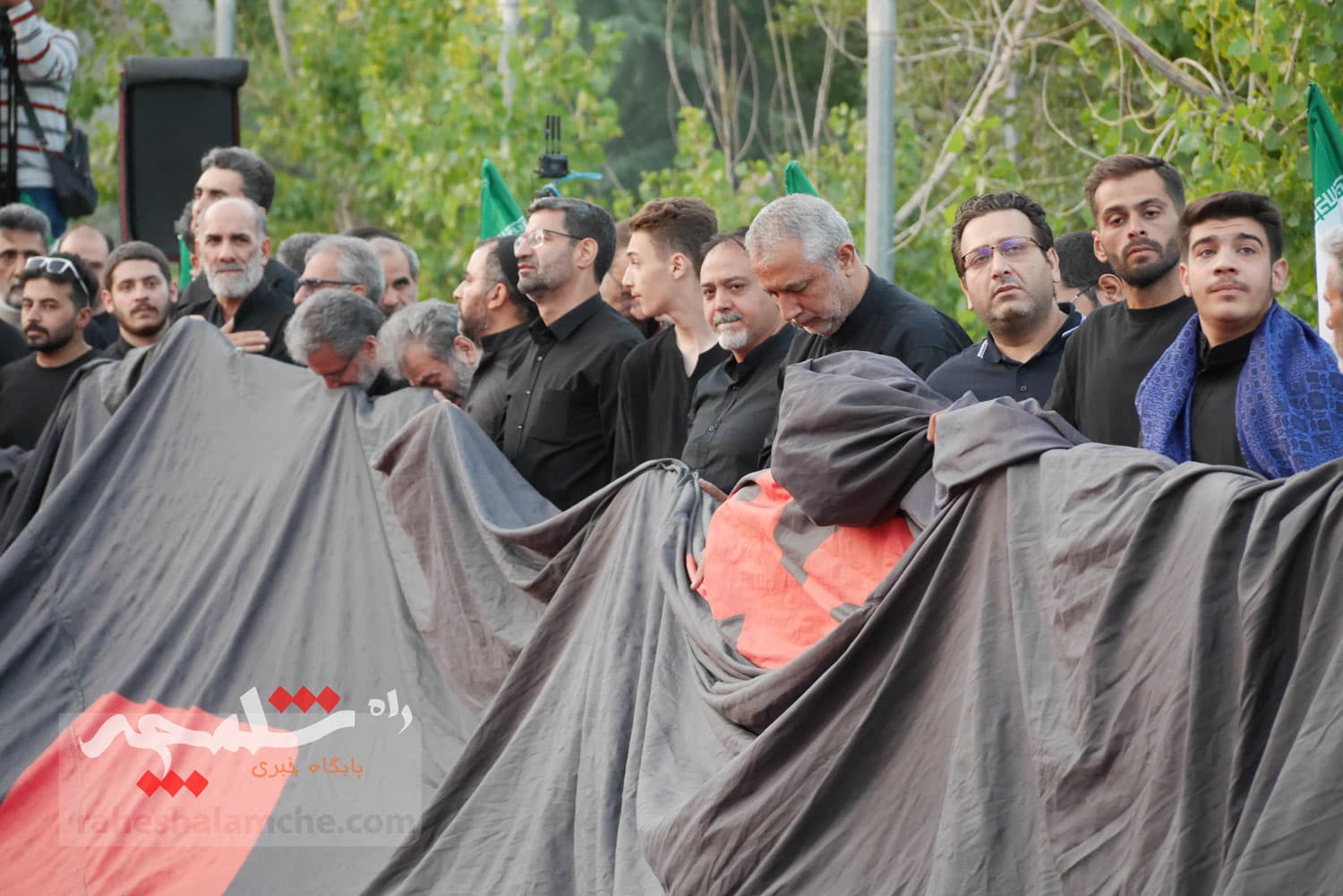 تهران با اهتزاز بزرگترین پرچم عزای حسینی در جهان به استقبال محرم رفت +تصاویر — تصویر 39
