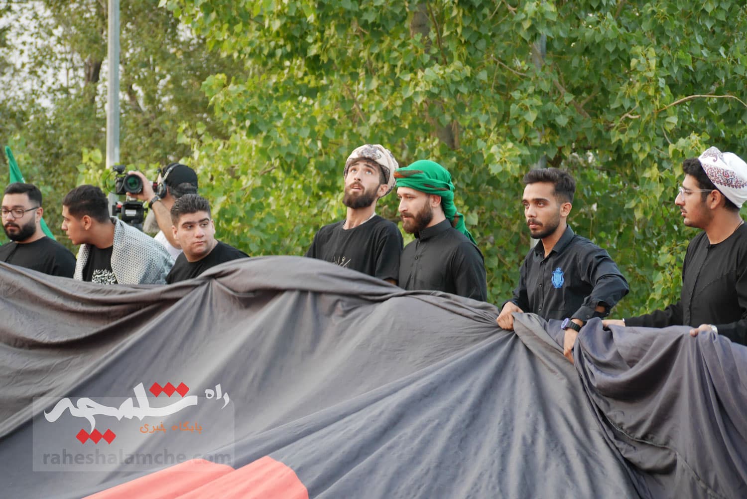 تهران با اهتزاز بزرگترین پرچم عزای حسینی در جهان به استقبال محرم رفت +تصاویر — تصویر 40