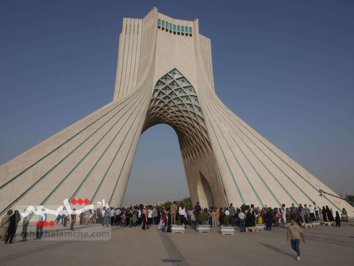 لحظاتی شاد با اجرای ارکستر سمفونیک ایران در میدان آزادی تهران +تصاویر — تصویر 7