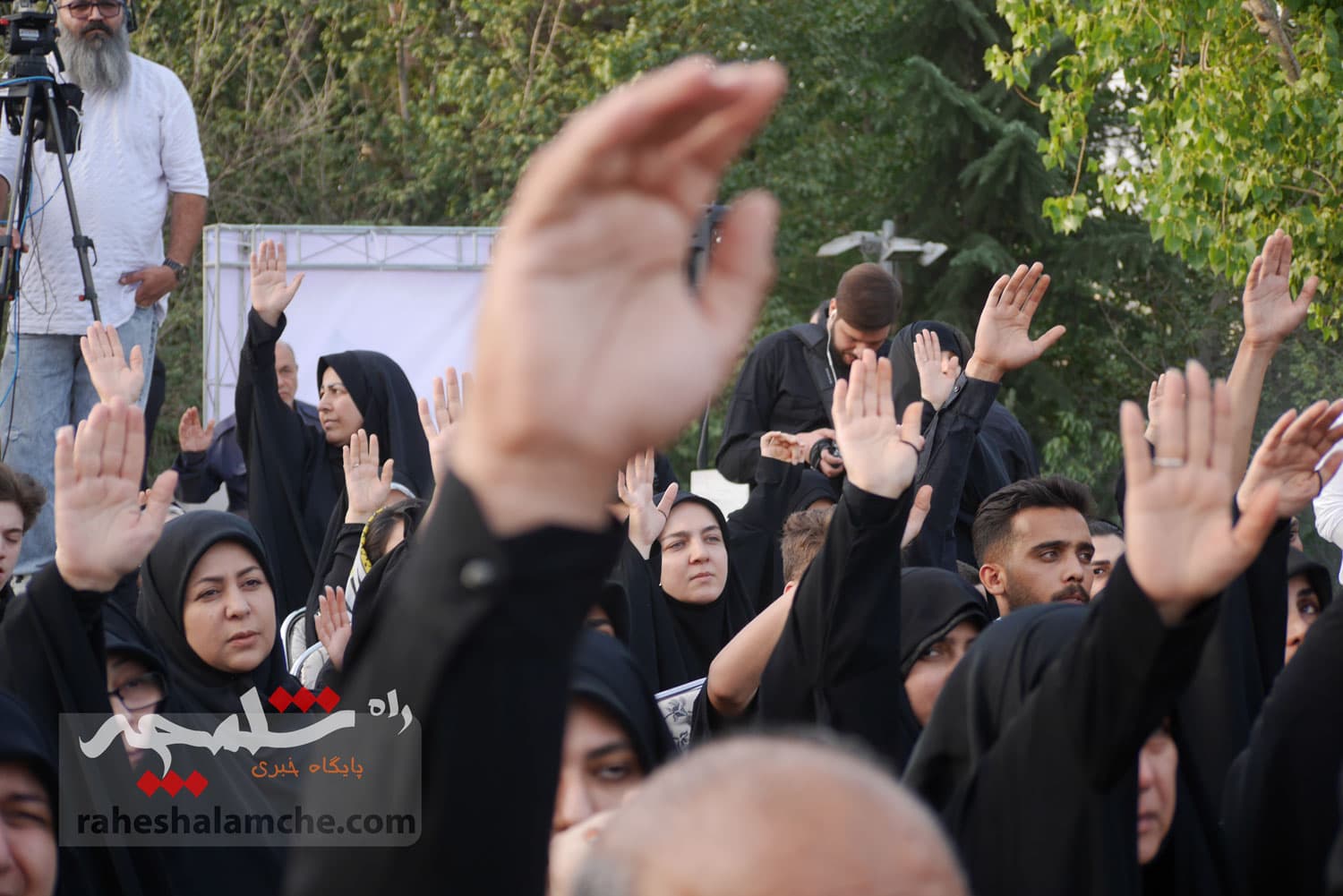 تهران با اهتزاز بزرگترین پرچم عزای حسینی در جهان به استقبال محرم رفت +تصاویر — تصویر 14