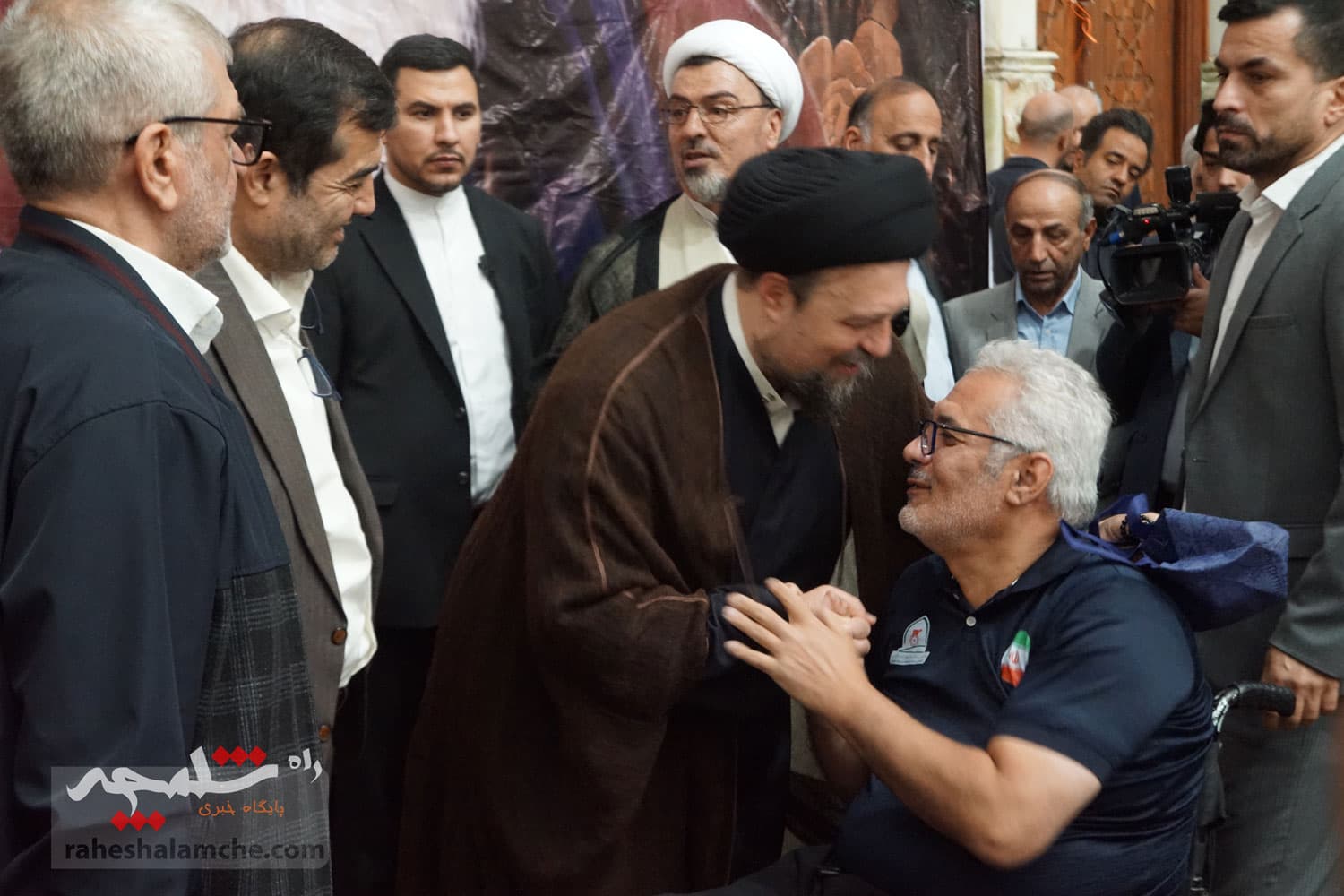 حضور جامعه ورزش و جوانان در حرم امام خمینی(ره) +تصاویر — تصویر 103