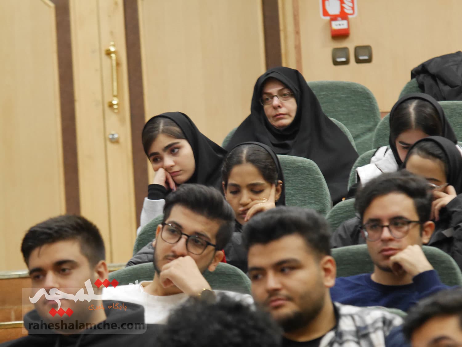نشست صمیمی طحاننظیف با دانشجویان دانشگاه آزاد واحد مرکز +تصاویر — تصویر 32