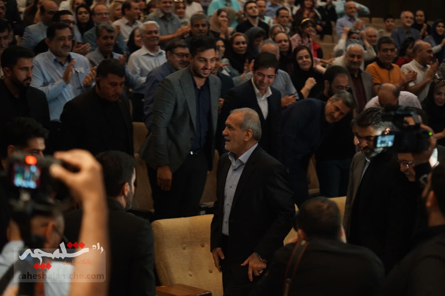 آیین گرامیداشت «روز پزشک» با حضور پزشکیان برگزار شد +تصاویر — تصویر 2