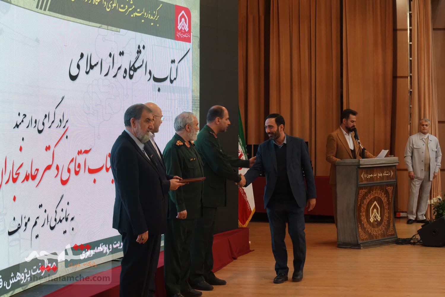 تجلیل از منتخبان جشنواره پژوهشی و فناوری در دانشگاه جامع امام حسین(ع) +تصاویر — تصویر 37