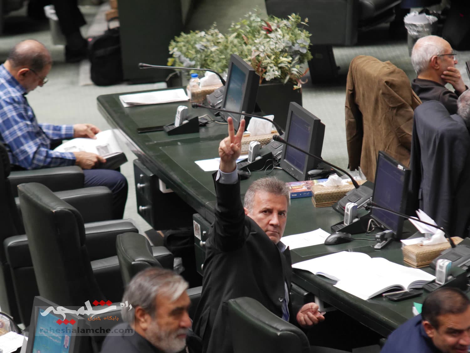 برگزاری جلسه علنی مجلس برای بررسی بودجه 1404 +تصاویر — تصویر 28
