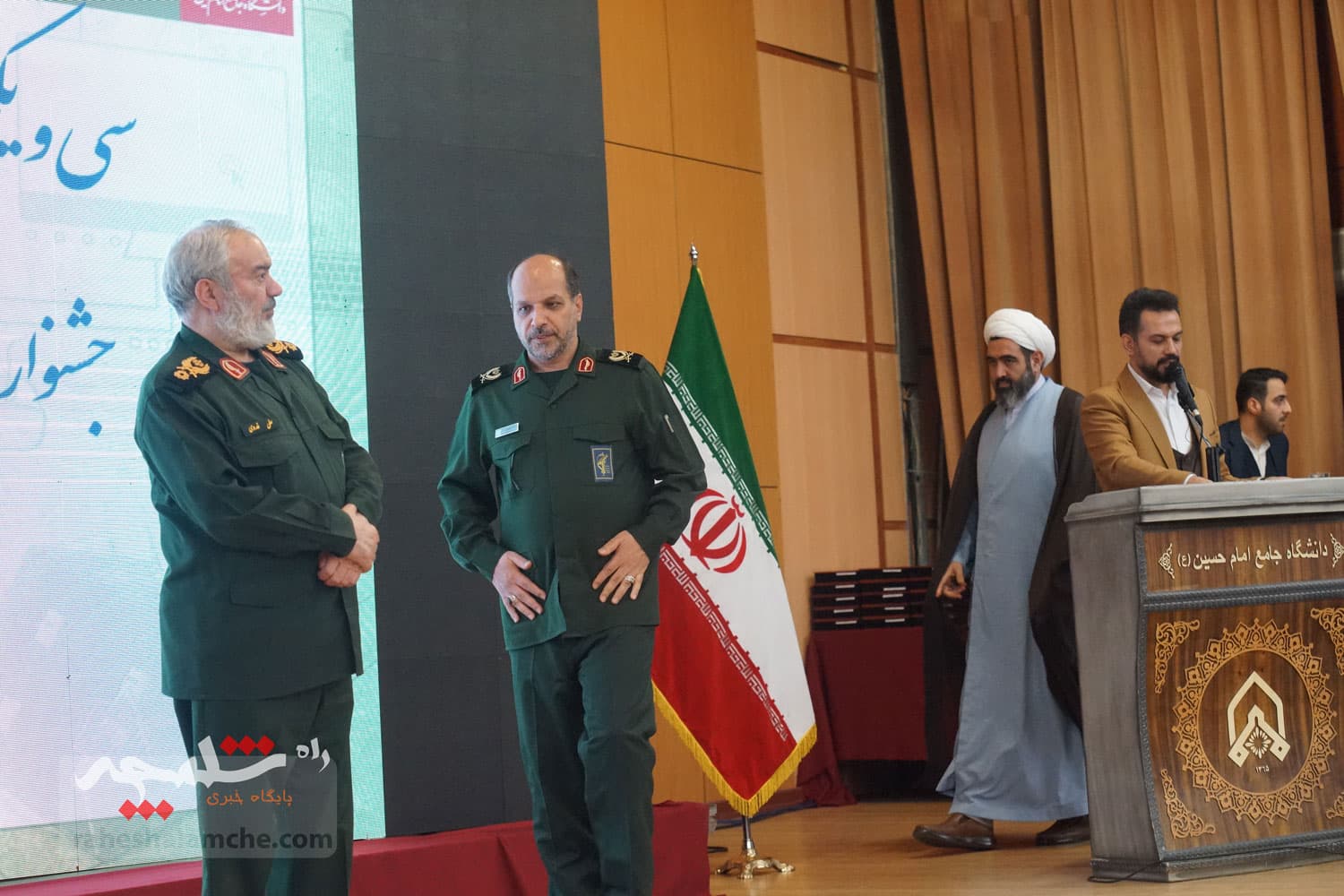 تجلیل از منتخبان جشنواره پژوهشی و فناوری در دانشگاه جامع امام حسین(ع) +تصاویر — تصویر 76