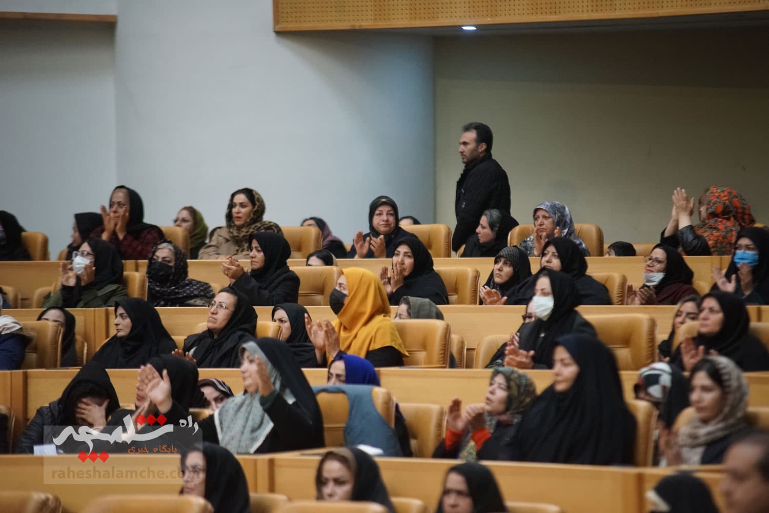آیین تجلیل از طرحهای برگزیده اشتغال آفرین در کمیته امداد با حضور پزشکیان +تصاویر — تصویر 33