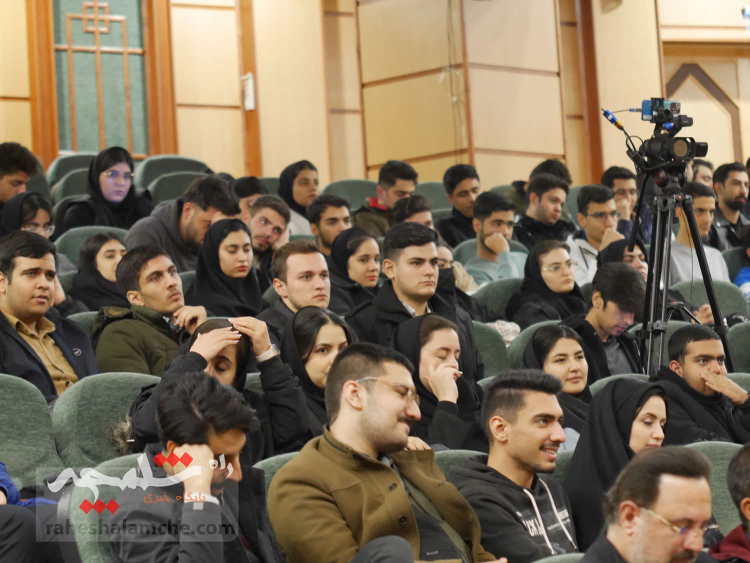 نشست صمیمی طحاننظیف با دانشجویان دانشگاه آزاد واحد مرکز +تصاویر — تصویر 14