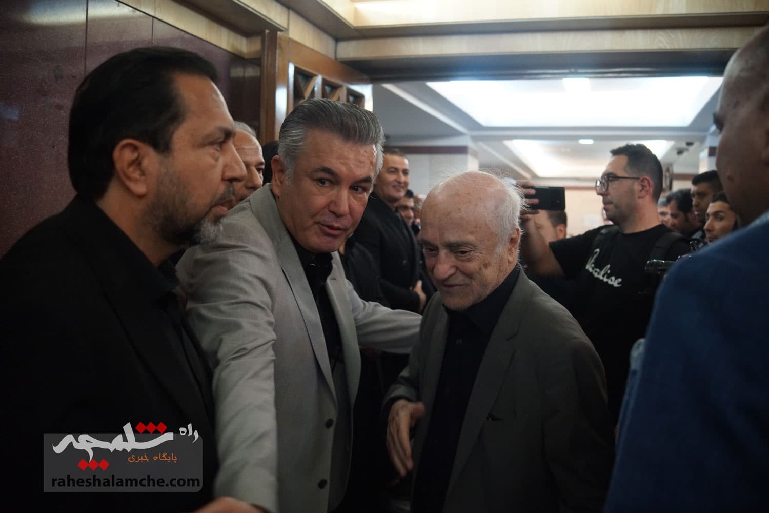 حضور بزرگان فوتبال کشور در ختم پدر خداداد عزیزی +تصاویر(2) — تصویر 6