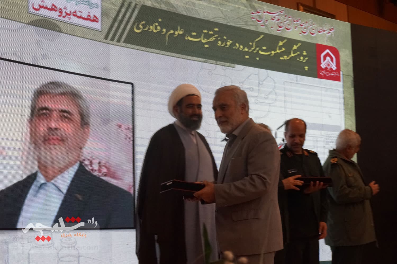 تجلیل از منتخبان جشنواره پژوهشی و فناوری در دانشگاه جامع امام حسین(ع) +تصاویر — تصویر 81