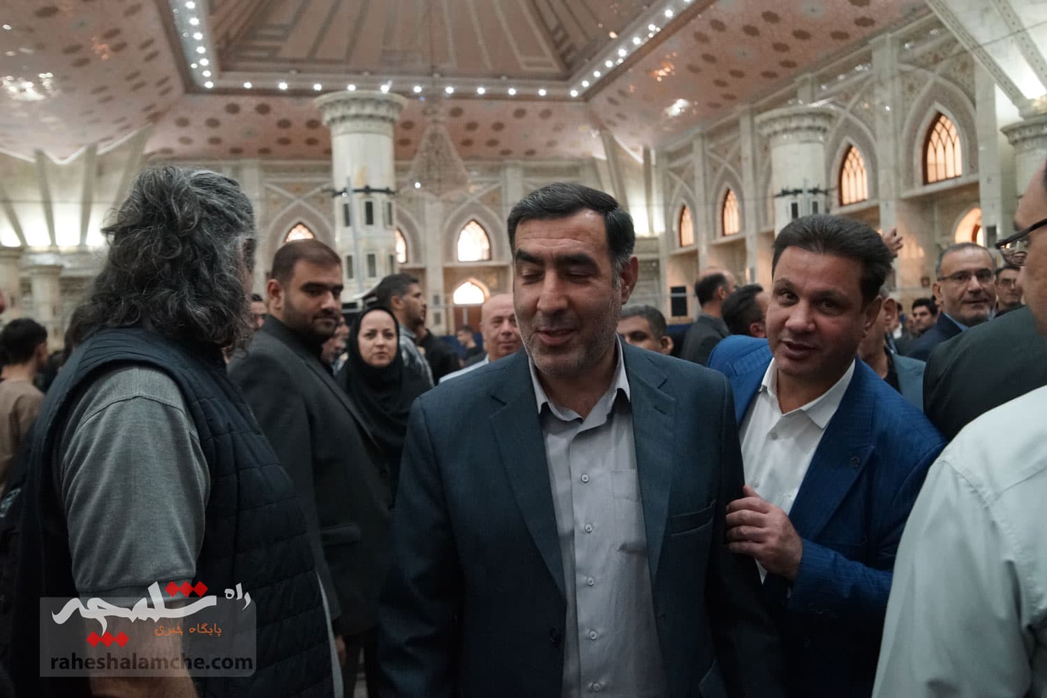 حضور جامعه ورزش و جوانان در حرم امام خمینی(ره) +تصاویر — تصویر 21