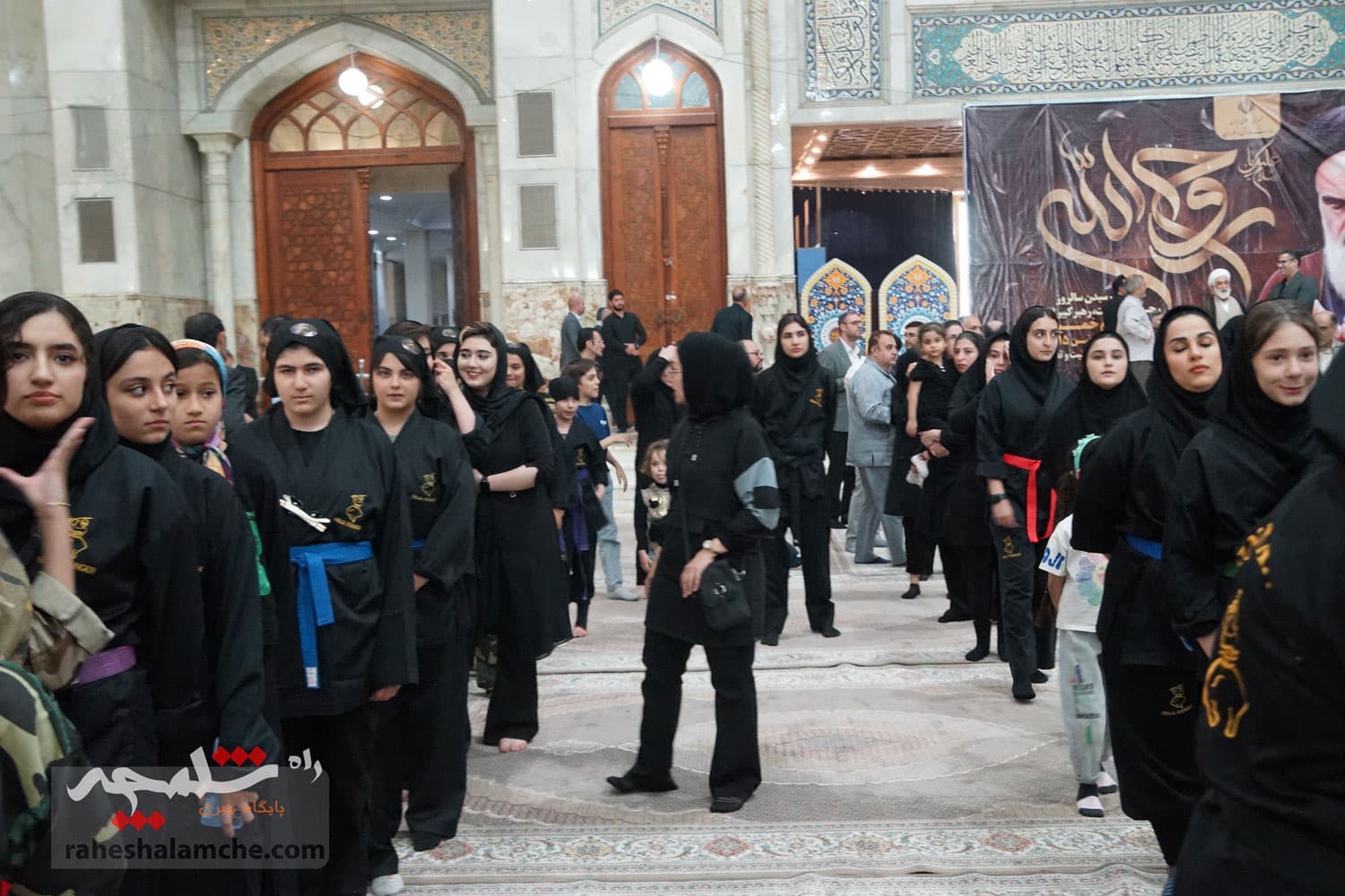 حضور جامعه ورزش و جوانان در حرم امام خمینی(ره) +تصاویر — تصویر 18