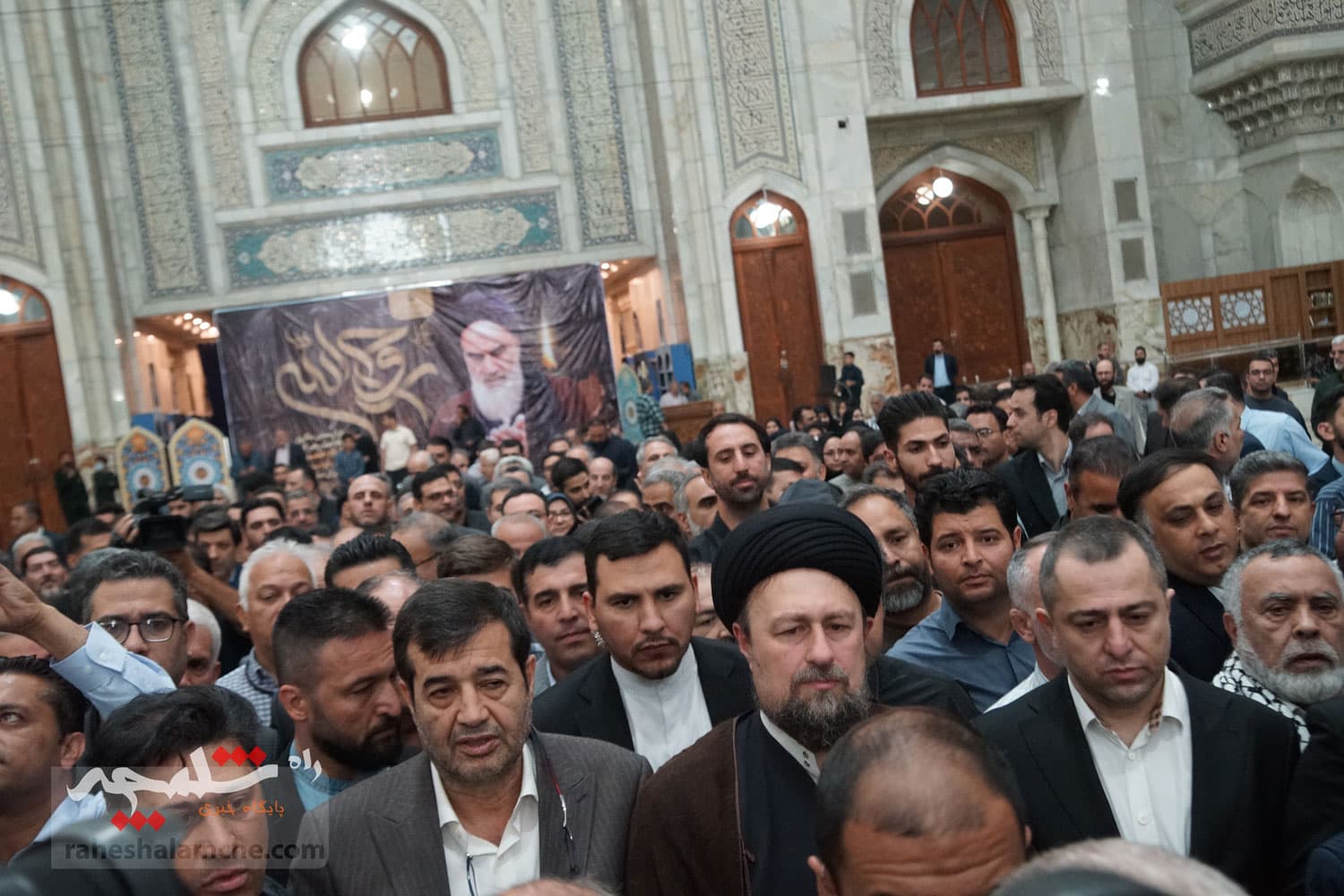 حضور جامعه ورزش و جوانان در حرم امام خمینی(ره) +تصاویر — تصویر 33