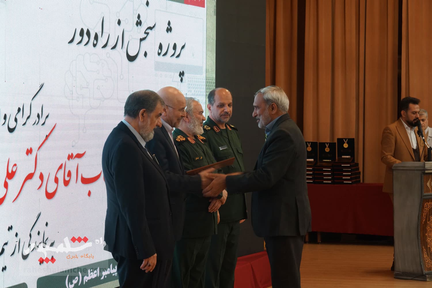 تجلیل از منتخبان جشنواره پژوهشی و فناوری در دانشگاه جامع امام حسین(ع) +تصاویر — تصویر 98