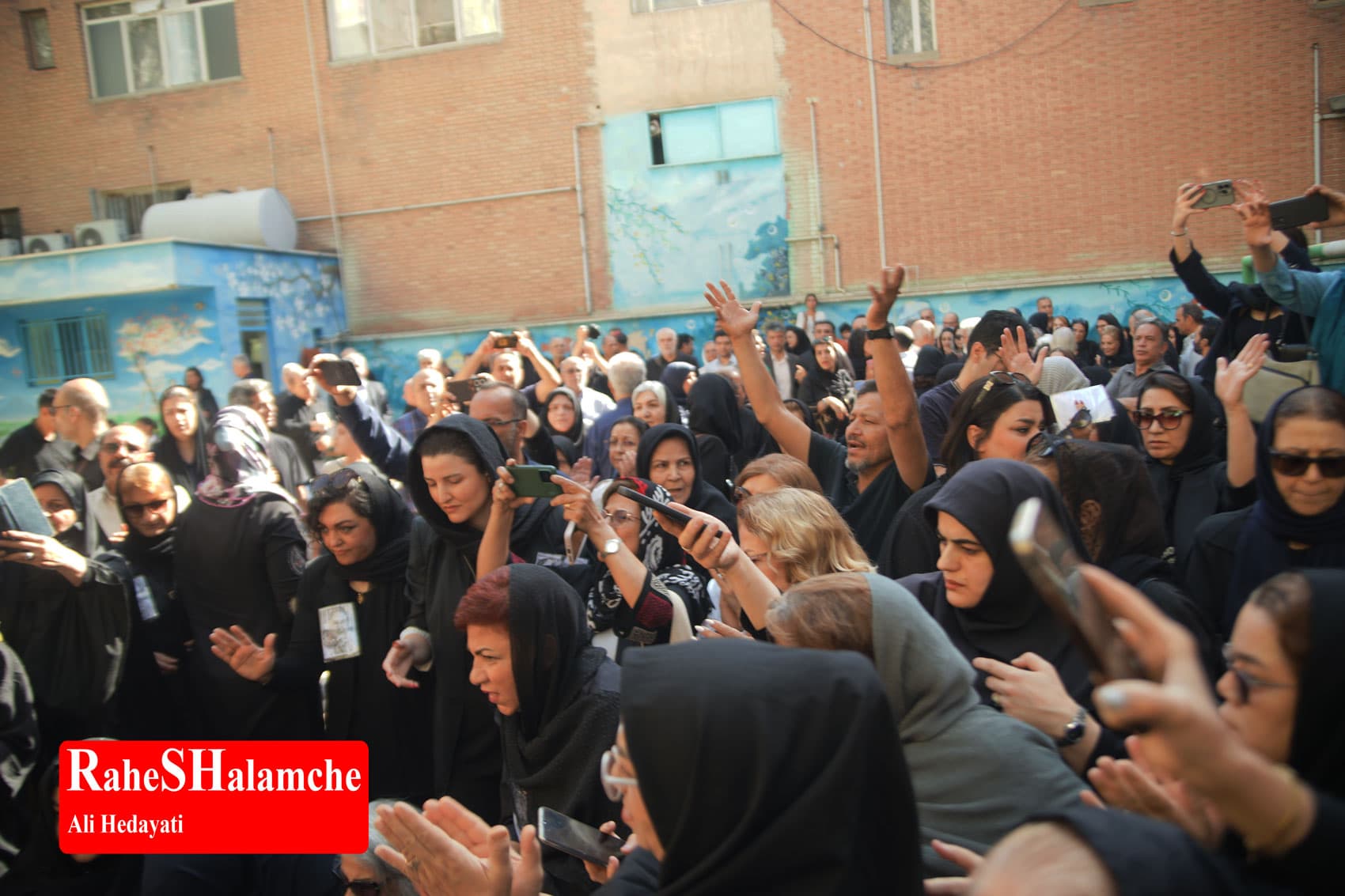 پیکر ثمین باغچهبان تشییع شد +تصاویر — تصویر 24