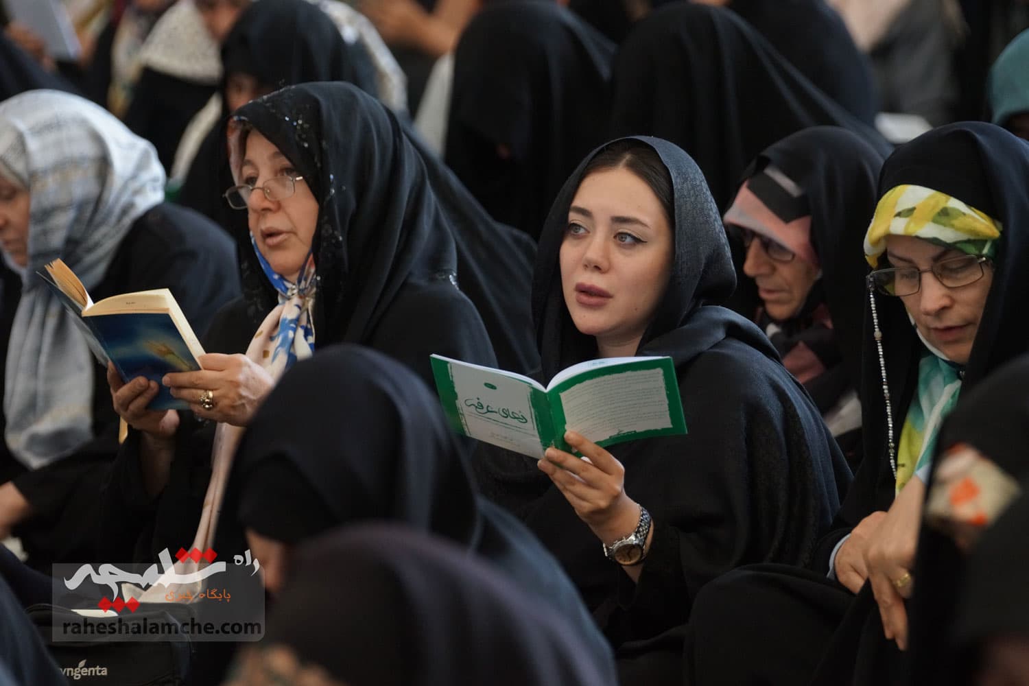 مراسم دعای عرفه در مصلی امام خمینی(ره) برگزار شد +تصاویر — تصویر 74