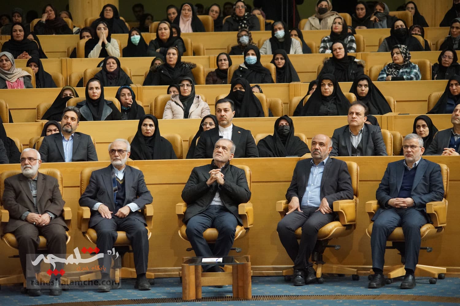 آیین تجلیل از طرحهای برگزیده اشتغال آفرین در کمیته امداد با حضور پزشکیان +تصاویر — تصویر 61