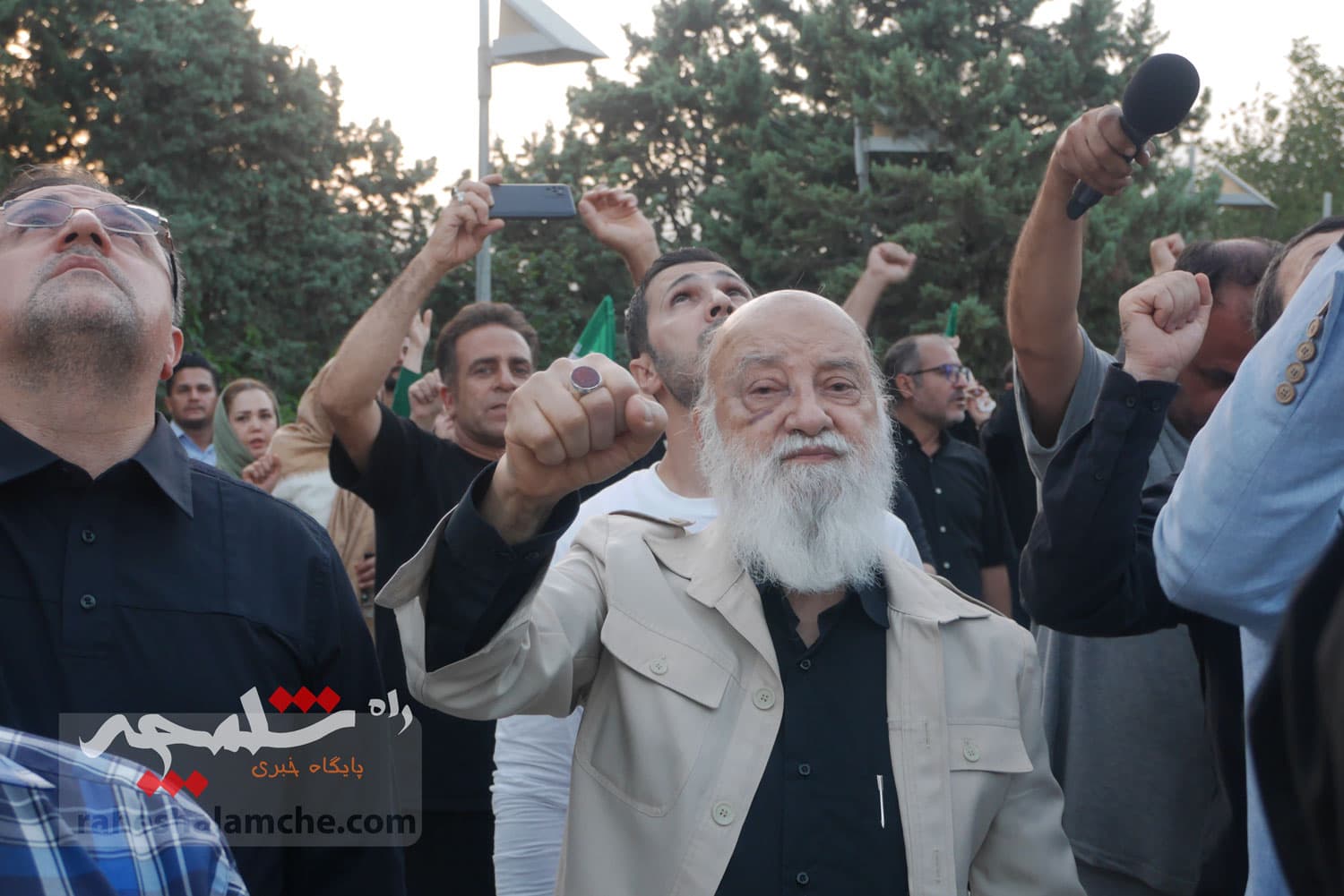 تهران با اهتزاز بزرگترین پرچم عزای حسینی در جهان به استقبال محرم رفت +تصاویر — تصویر 63