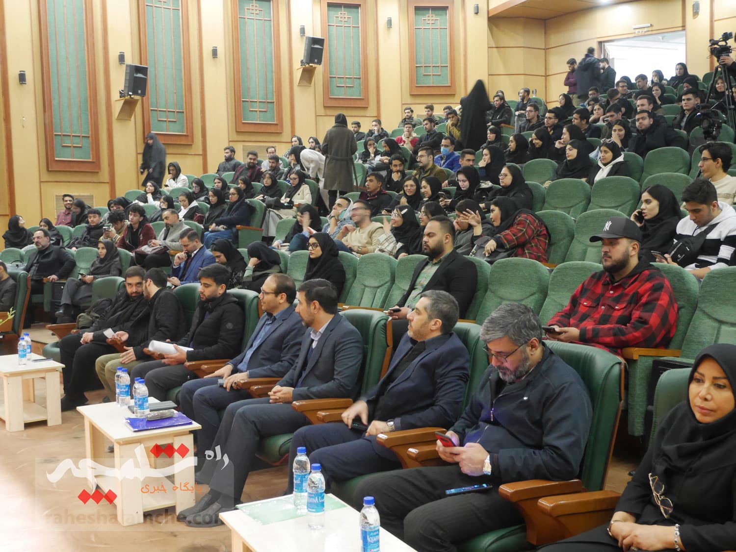 نشست صمیمی طحاننظیف با دانشجویان دانشگاه آزاد واحد مرکز +تصاویر — تصویر 4