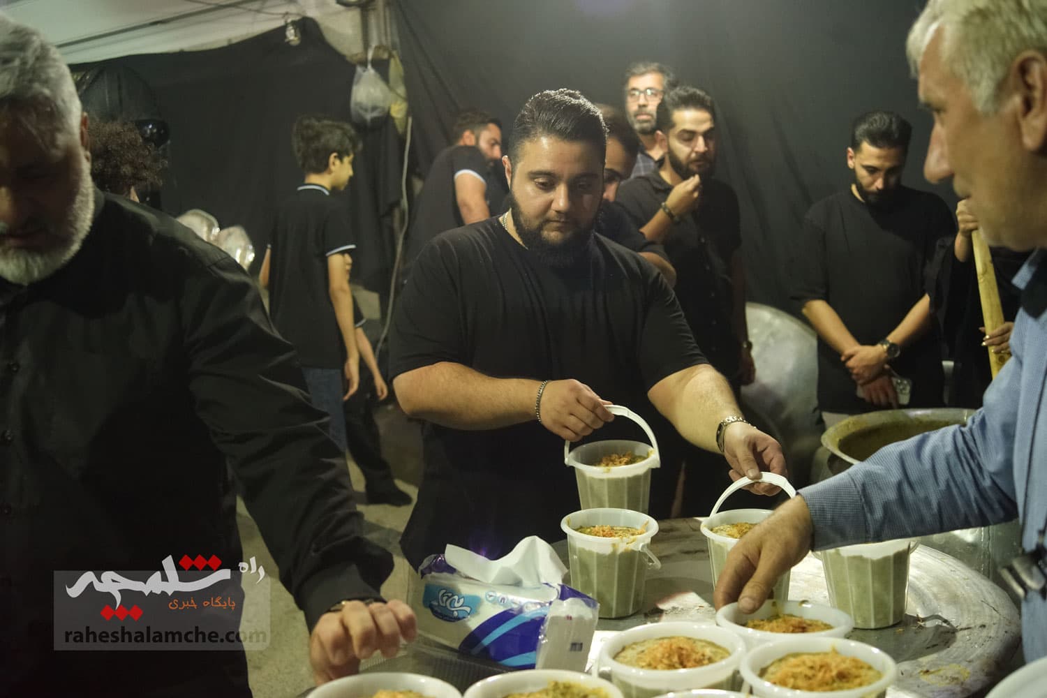 پخت آش نذری و روضه خانگی در شب 28 صفر +تصاویر — تصویر 60
