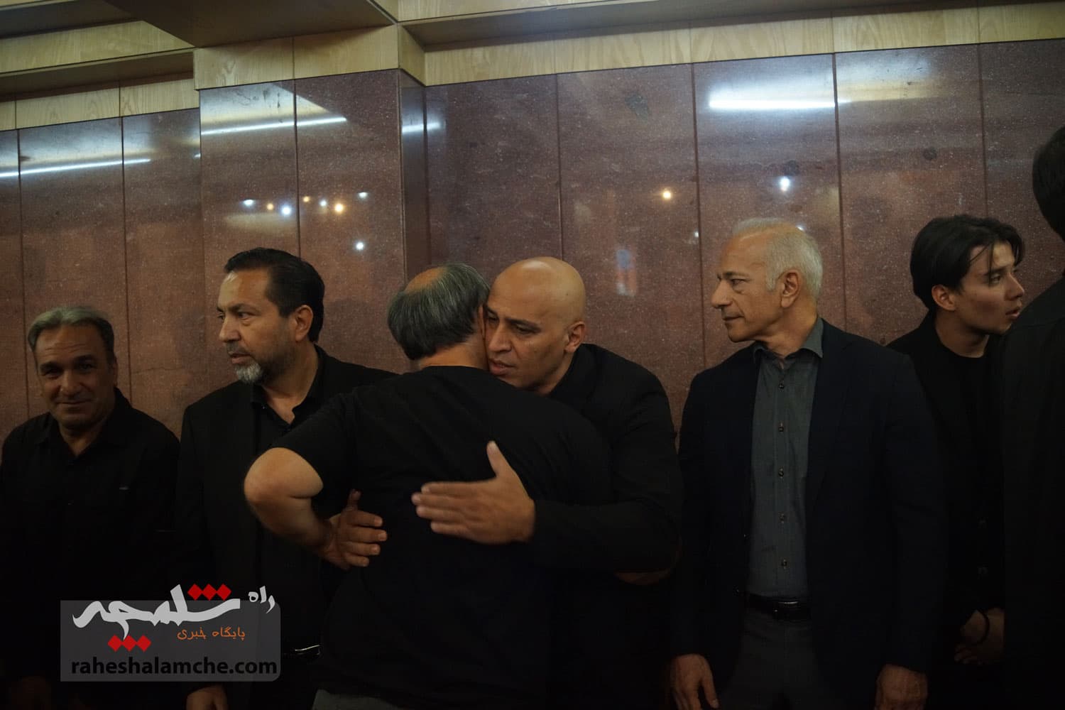 حضور بزرگان فوتبال کشور در ختم پدر خداداد عزیزی +تصاویر(2) — تصویر 33