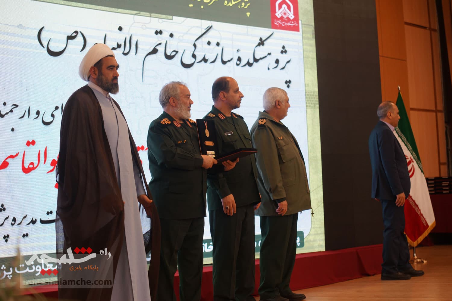تجلیل از منتخبان جشنواره پژوهشی و فناوری در دانشگاه جامع امام حسین(ع) +تصاویر — تصویر 62