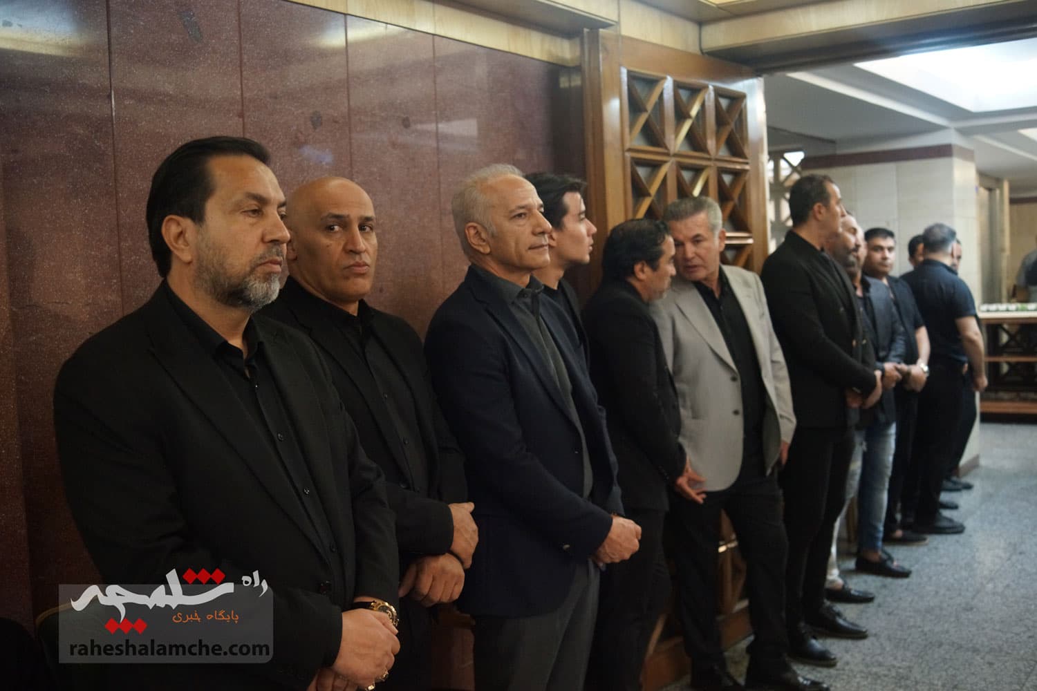 حضور بزرگان فوتبال کشور در ختم پدر خداداد عزیزی +تصاویر(2) — تصویر 50