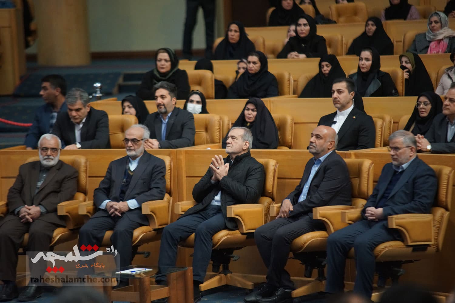 آیین تجلیل از طرحهای برگزیده اشتغال آفرین در کمیته امداد با حضور پزشکیان +تصاویر — تصویر 54