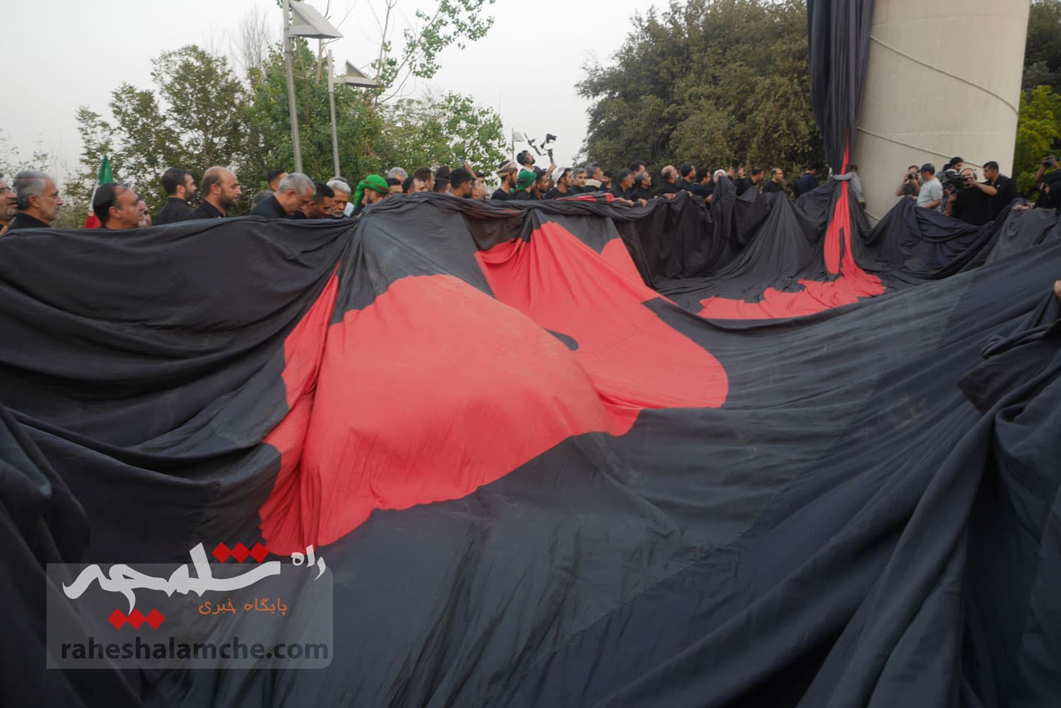 تهران با اهتزاز بزرگترین پرچم عزای حسینی در جهان به استقبال محرم رفت +تصاویر — تصویر 46