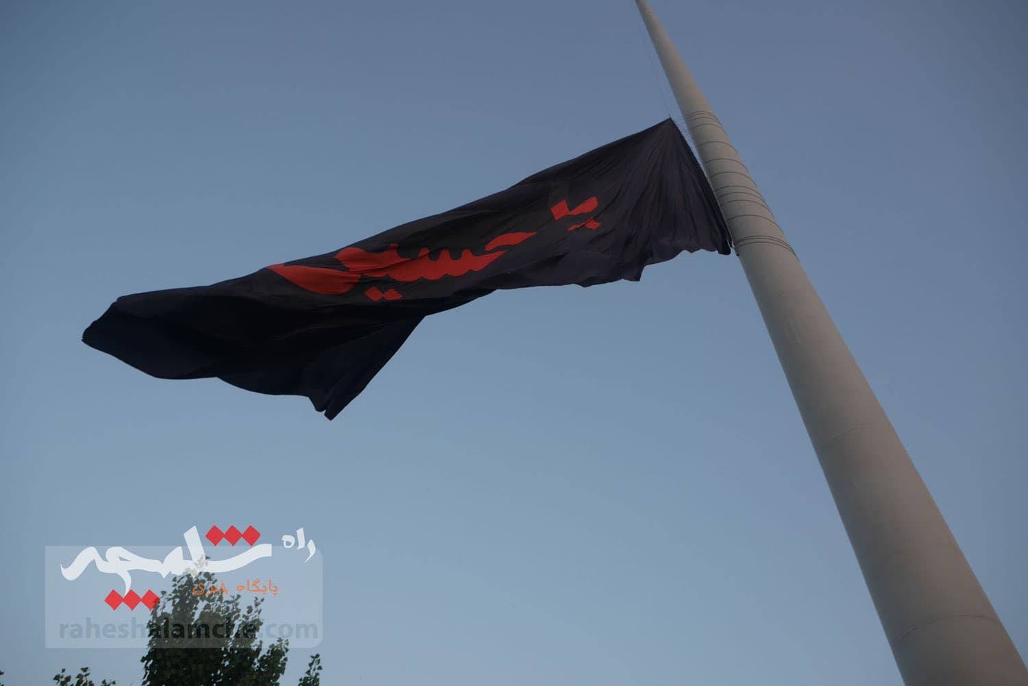 تهران با اهتزاز بزرگترین پرچم عزای حسینی در جهان به استقبال محرم رفت +تصاویر — تصویر 66