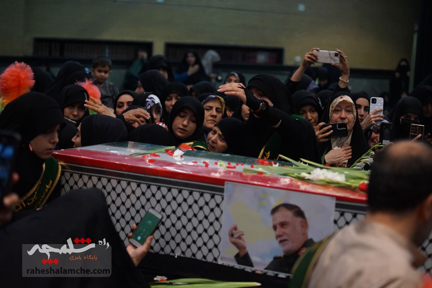 وداع باشکوه با پیکر مطهر شهید راه قدس +تصاویر — تصویر 36