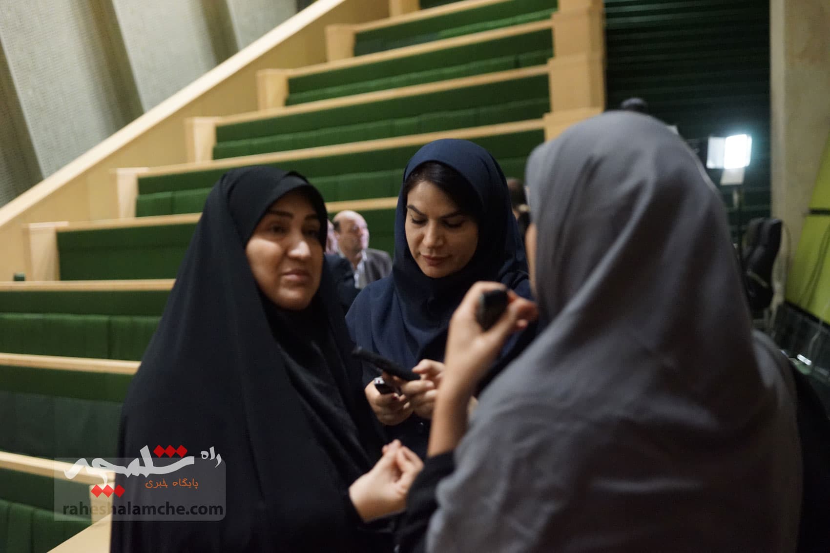 حاشیههای امروز صحن علنی مجلس در آستانه روز خبرنگار +تصاویر — تصویر 88