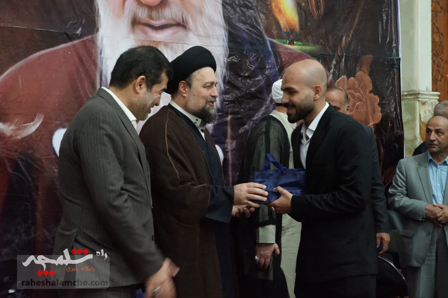 حضور جامعه ورزش و جوانان در حرم امام خمینی(ره) +تصاویر — تصویر 97