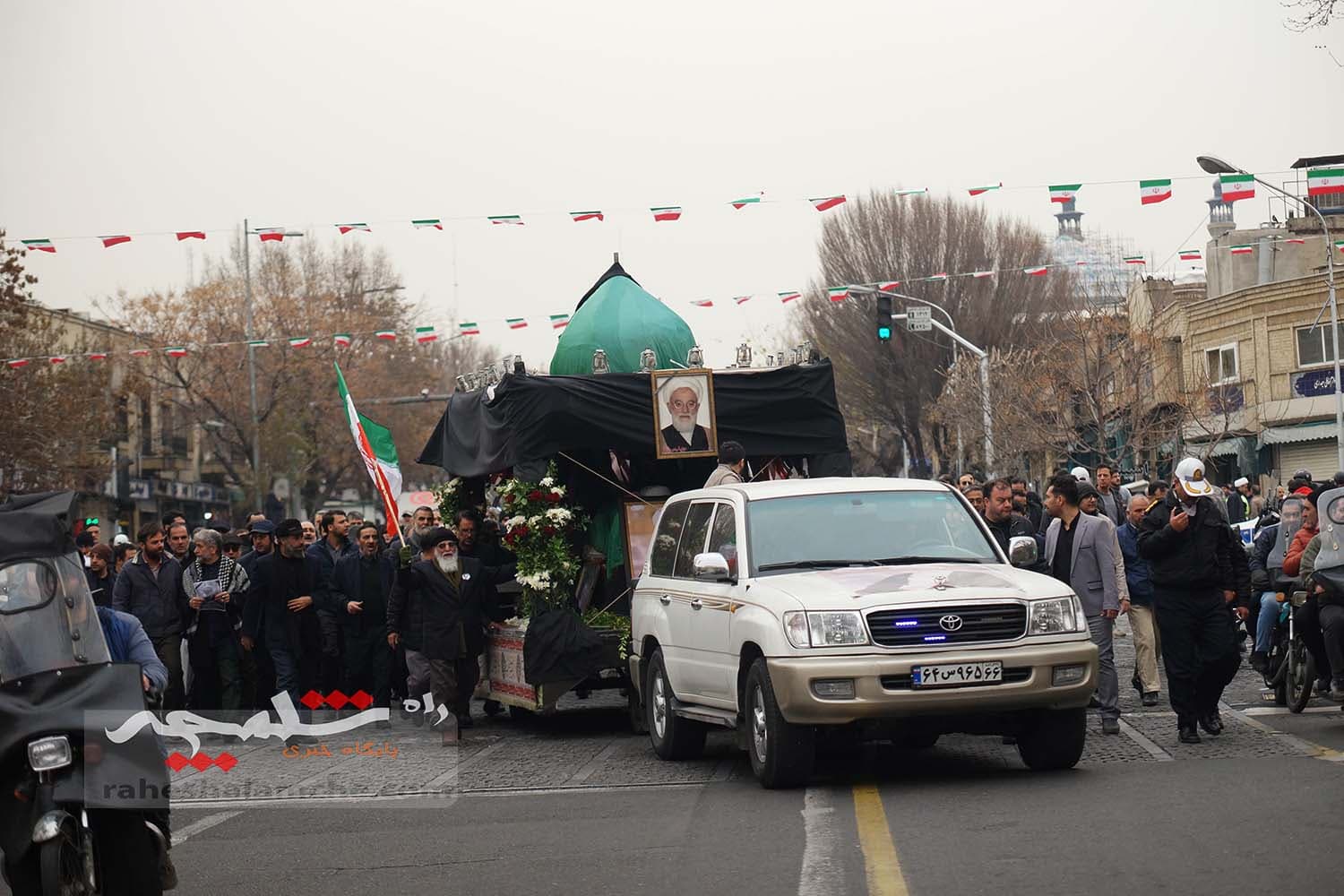 تشییع پیکر آیتالله امامی کاشانی +تصاویر — تصویر 40
