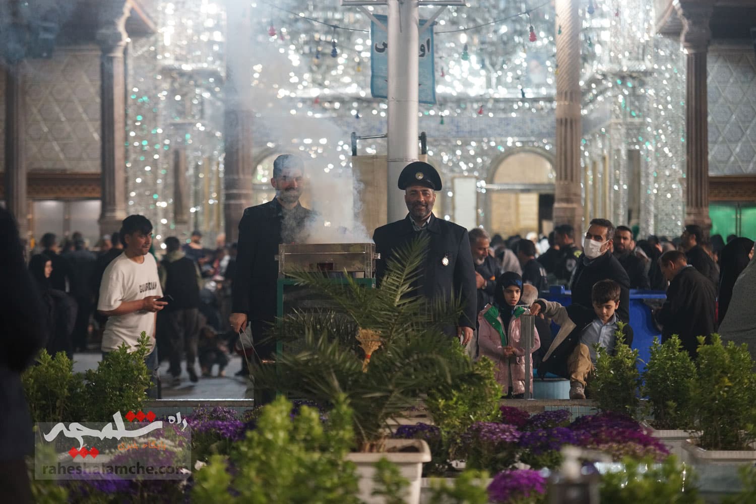 طنین نجوای «الهی العفو» دومین شب قدر در حرم عبدالعظیم حسنی(ع) +تصاویر — تصویر 11