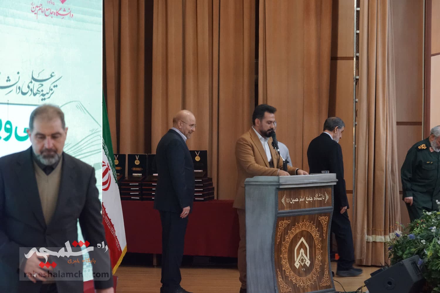 تجلیل از منتخبان جشنواره پژوهشی و فناوری در دانشگاه جامع امام حسین(ع) +تصاویر — تصویر 79