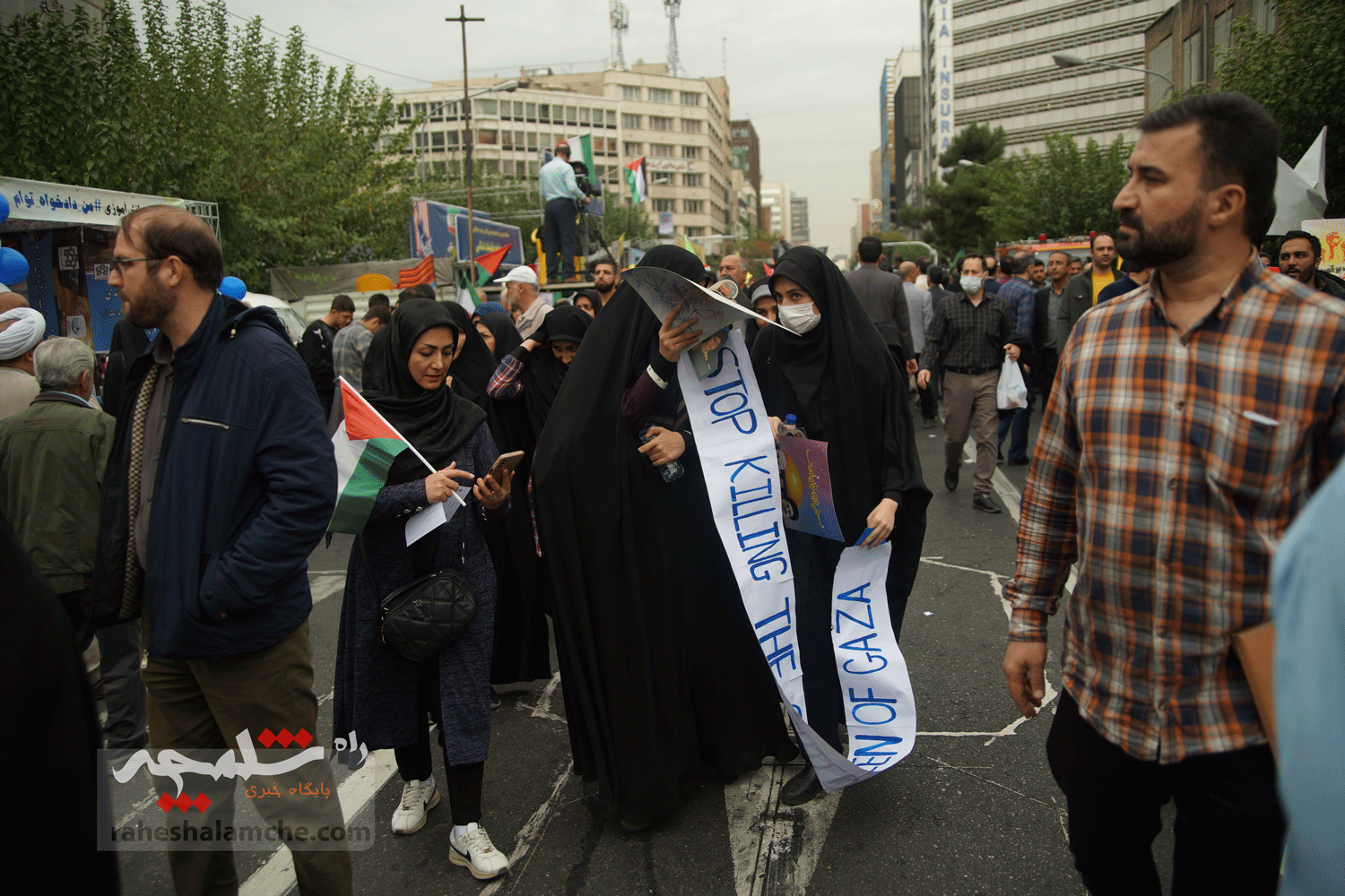 خشم مردم تهران علیه آمریکا و اسرائیل در «یومالله 13 آبان» +تصاویر — تصویر 65