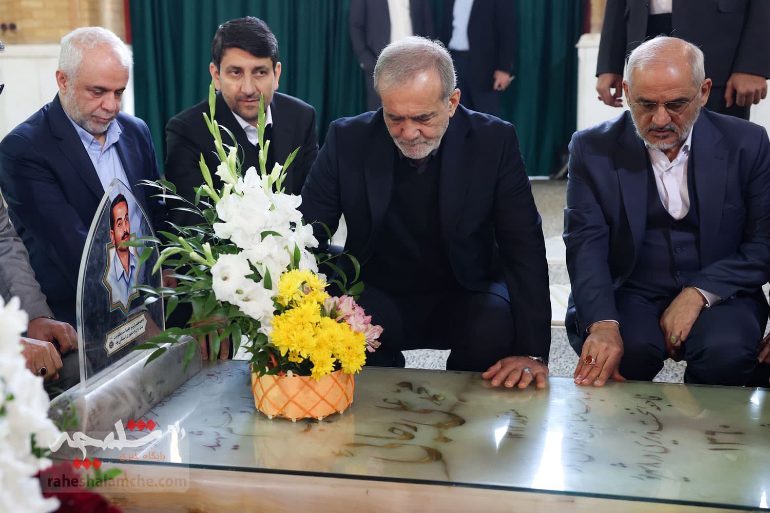 تجدید میثاق هیئت دولت با آرمانهای امام راحل و شهدای انقلاب اسلامی +تصاویر — تصویر 20