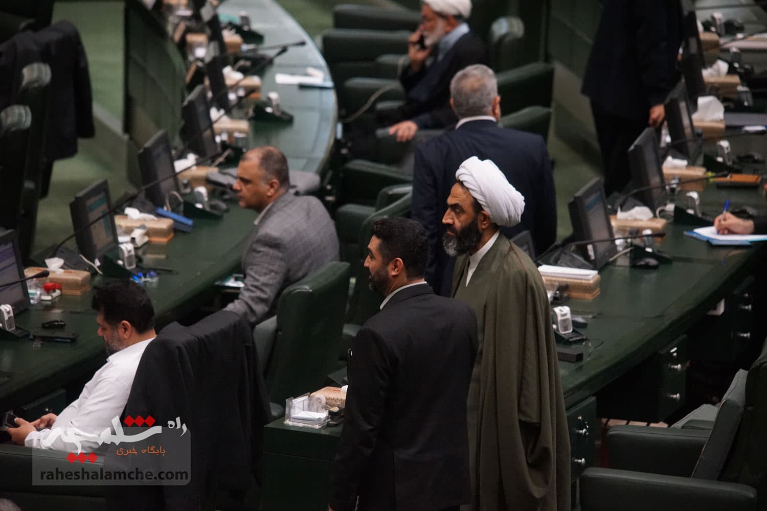 حاشیههای تصویری اولین روز صحن علنی مجلس در سال 1404 — تصویر 30
