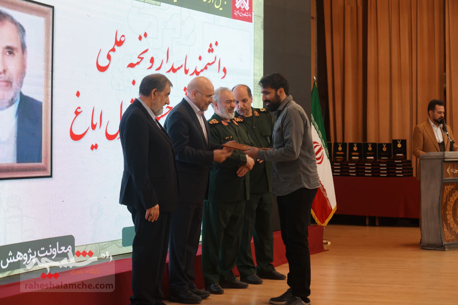 تجلیل از منتخبان جشنواره پژوهشی و فناوری در دانشگاه جامع امام حسین(ع) +تصاویر — تصویر 48