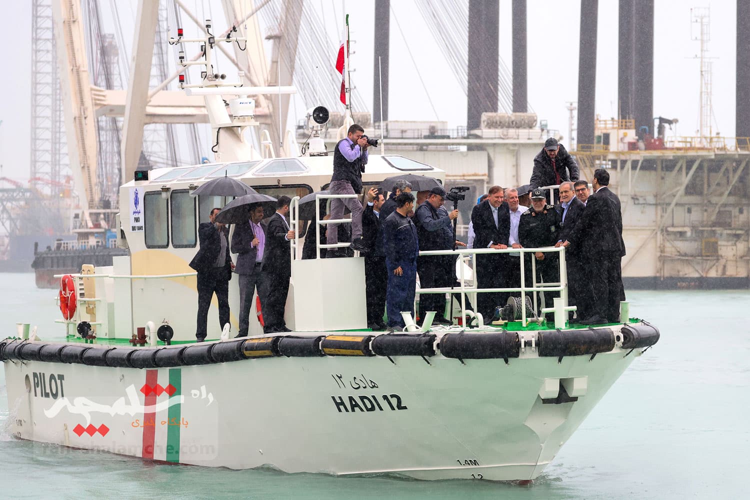 پزشکیان سوار بر شناور در خلیج فارس +تصاویر — تصویر 4