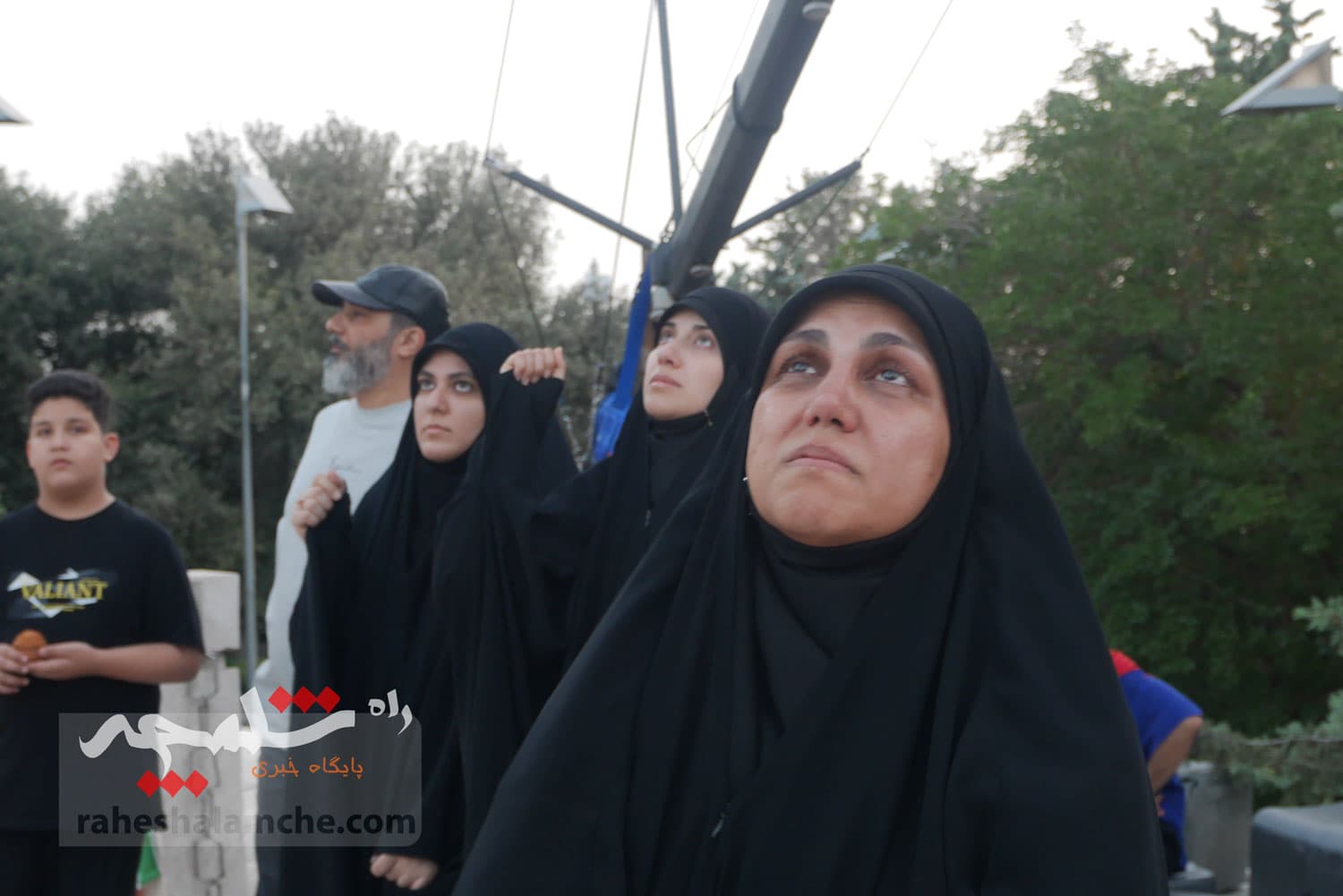 تهران با اهتزاز بزرگترین پرچم عزای حسینی در جهان به استقبال محرم رفت +تصاویر — تصویر 61